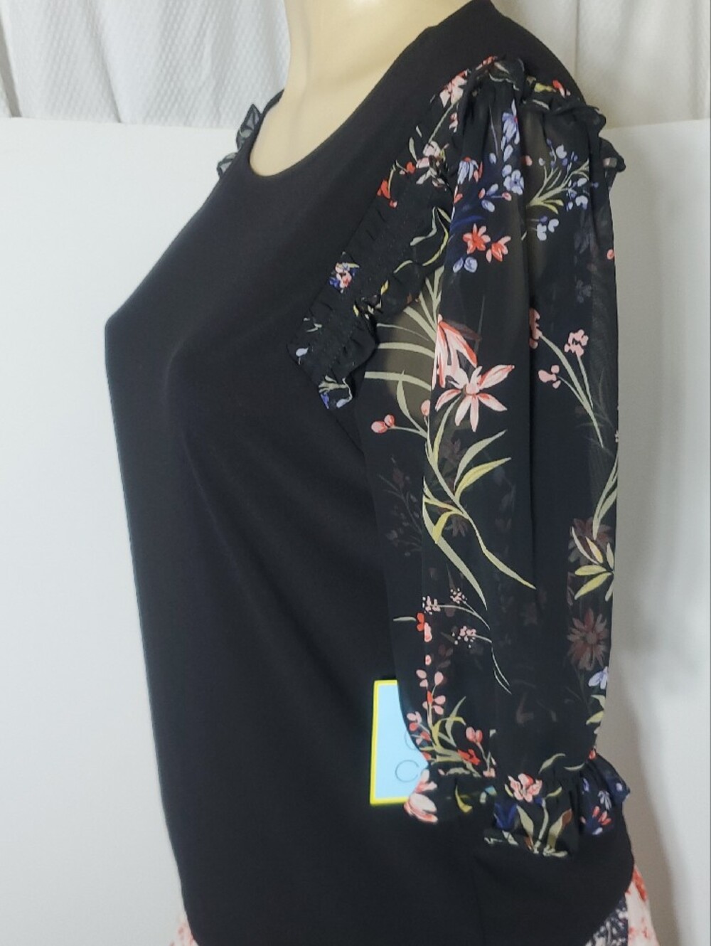 NWT CeCe Black Floral Flutter Sleeve Women's Top Size M - Picture 3 of 8